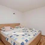 Casa vacanze Cozy In Prolozac Donji With Wifi *