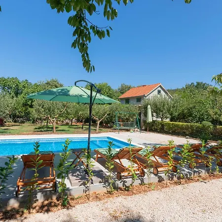 Casa vacanze Cozy In Prolozac Donji With Wifi